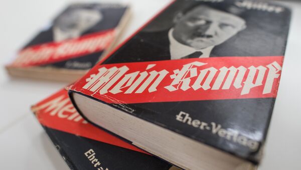 Edições do Mein Kampf, de Adolf Hitler, em exibição no Instituto de História Contemporânea da Alemanha, em Munique - Sputnik Brasil