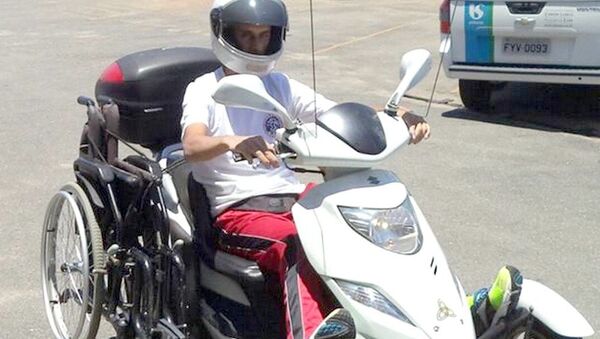 Alexandre Rozendo na sua inseparável motocicleta - Sputnik Brasil