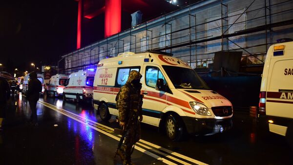 Forças especiais turcas e ambulâncias estyão no local do ataque em Istambul, 1 de janeiro de 2017 - Sputnik Brasil
