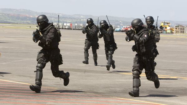 Soldados das Forças Especiais da Indonésia, também conhecidos como Kopassus, durante um exercício conjunto contra o terrorismo com a unidade de elite SAS da Austrália no Aeroporto Internacional de Bali, em Kuta, Indonésia, 28 de setembro de 2010. - Sputnik Brasil