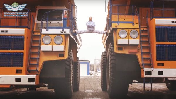 Espacate entre caminhões de Van Damme é recriada por bielorrusso - Sputnik Brasil
