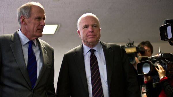 O ex-senador Dan Coats ao lado do seu colega republicano John McCain, no Capitólio, Washington, D.C., em 15/11/2012 - Sputnik Brasil