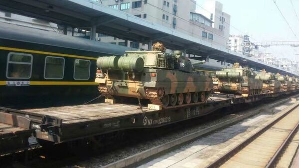 Foto do tanque leve chinês supostamente transportado a base no sul da China - Sputnik Brasil