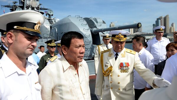 Rodrigo Duterte visita navio russo Admiral Tributs, 6 de janeiro, Manila - Sputnik Brasil