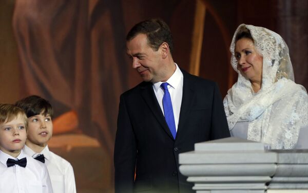 O primeiro-ministro russo, Dmitry Medvedev, juntamente com sua esposa, assistiu à missa ortodoxa natalina na Catedral de Cristo Salvador, em Moscou, onde estavam presentes milhares de cristãos - Sputnik Brasil