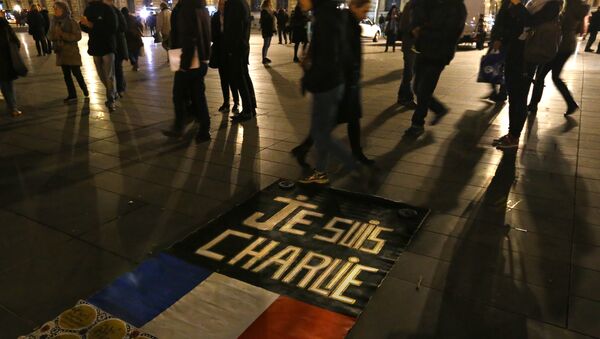As pessoas passam por uma placa que diz Je suis Charlie (Eu sou Charlie) em homenagem das vítimas do atentado na redação da revista que occoreu em 7 de janeiro de 2015 - Sputnik Brasil