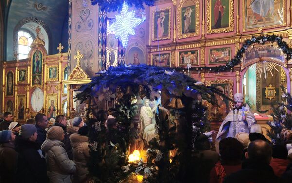 Paroquianos durante a missa natalina na Catedral de São Pedro e São Paulo na cidade de Simferopol. - Sputnik Brasil