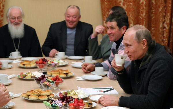 Na missa do Mosteiro de São Jorge, na região de Veliky Novgorod, estavam presentes pescadores da cidade com quem Putin se encontrou durante passeio pelo lendário lago de Ilmen - Sputnik Brasil