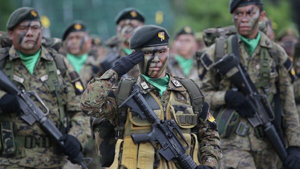 Soldados participando da cerimônia de comemoração dos 79 anos das Forças Armadas das Filipinas, no Camp Aguinaldo, Cidade Quezon, em 18 de dezembro de 2014 - Sputnik Brasil
