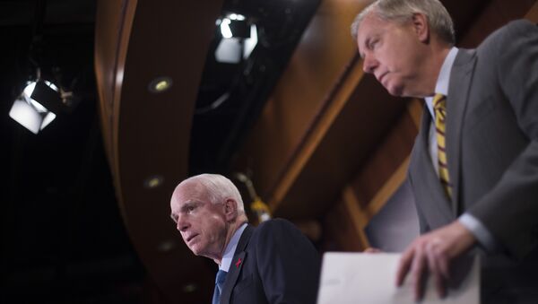 Lindsey Graham e John McCain - Sputnik Brasil