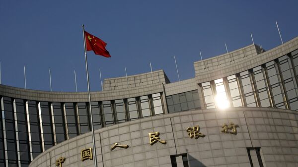 A Chinese national flag flies at the headquarters of the People's Bank of China, the country's central bank, in Beijing, China, January 19, 2016 - Sputnik Brasil