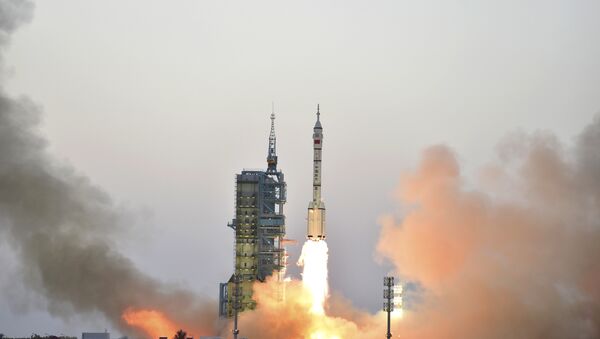 Foguete-portador Long March-2F lançado do Centro de Lançamento de Satélites de Jiuquan, China, outubro de 2016 (foto de arquivo) - Sputnik Brasil