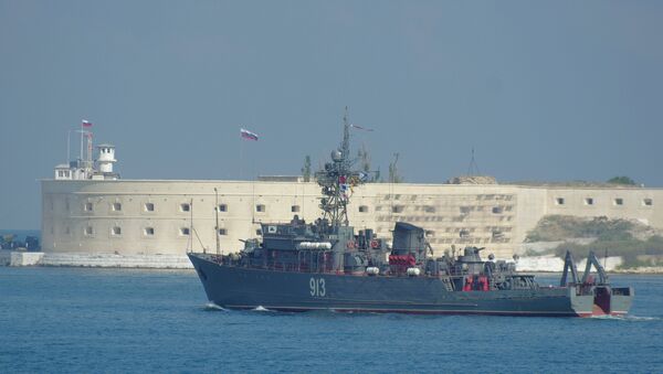 Navio caça-minas russo Kovrovets perto do porto de Sevastopol - Sputnik Brasil