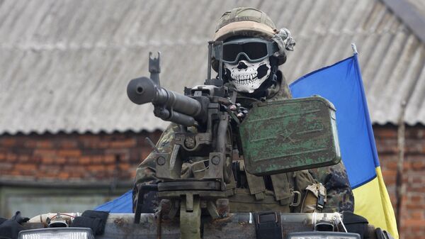 Soldado ucraniano dirigindo um veículo blindado de transporte na região de Donetsk, na Ucrânia - Sputnik Brasil