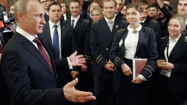 Presidente russo Vladimir Putin, em encontro com estudantes universitários em São Petersburgo. - Sputnik Brasil