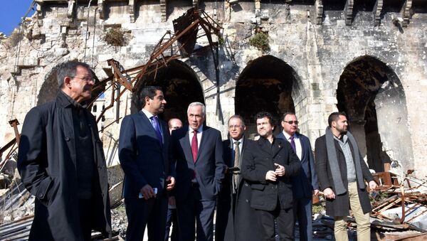 Deputados franceses do partido Os Republicanos ('Les Républicains') Thierry Mariani (à esquerda) e Nicolas Dhuicq (terceiro à direita) visitam a cidade antiga de Umayyad em Aleppo em 6 de janeiro de 2017 - Sputnik Brasil