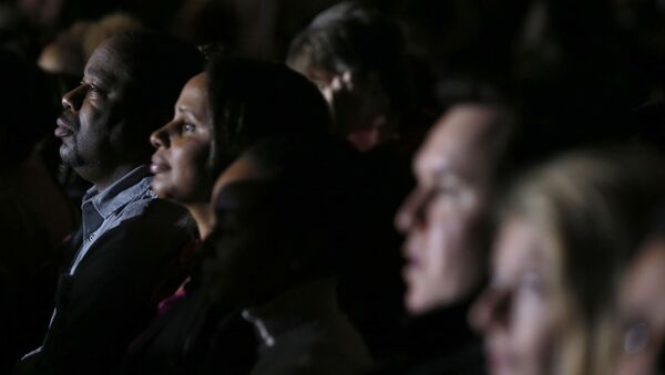 Os simpatizantes de Obama assistem a uma apresentação de vídeo antes de o presidente proferir sua mensagem de despedida no McCormick Place, em Chicago, em 10 de janeiro de 2017. - Sputnik Brasil