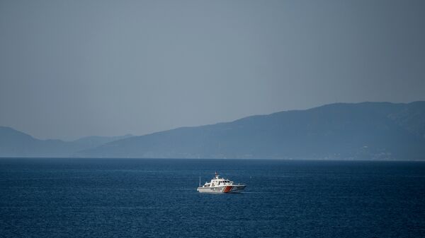 Lancha de guarda costeira patrulha a parte do mar Egeu entre a costa da Turquia e ilha grega de Lesbos, abril de 2016 - Sputnik Brasil
