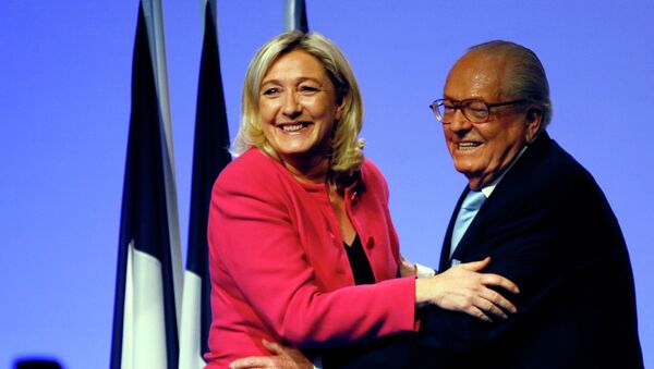 Marine Le Pen e seu pai, Jean-Marie Le Pen, ambos do Front National - Sputnik Brasil