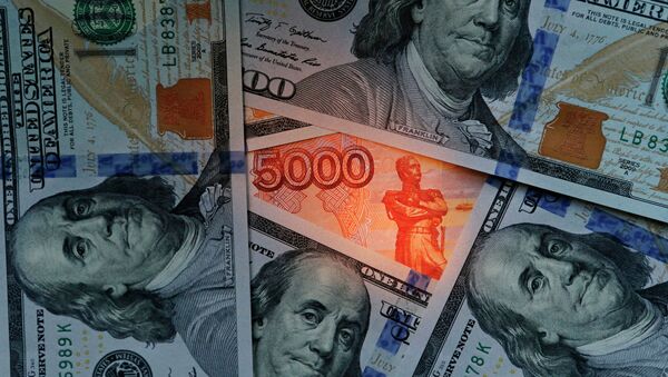 Notas de dólar e rublo (imagem de arquivo) - Sputnik Brasil