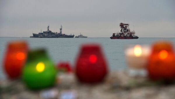 Velas em homenagem às vítimas da queda do avião russo. Ao fundo, navios da Marinha russa realizam busca dos escombros do Tu-154 no mar Negro, Rússia, 27 de dezembro de 2016 - Sputnik Brasil