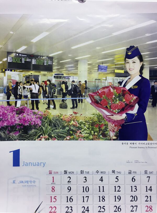 Aeromoça com flores em um dos aeroportos norte-coreanos - Sputnik Brasil