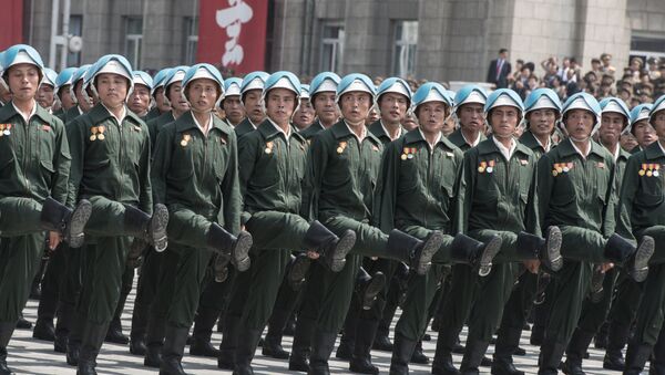 Soldados norte-coreanos durante a parada militar em homenagem ao 60º aniversário do fim da Guerra da Coreia, 2013 - Sputnik Brasil