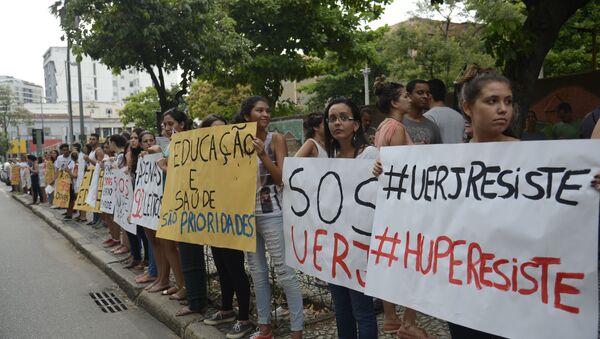 Professores, servidores, alunos e ex-alunos da UERJ participam de protesto contra a falta de recursos da instituição - Sputnik Brasil
