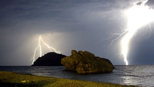 Dois raios são vistos durante uma tempestade sobre o Mar Egeu em Eubéia, Grécia central - 29 de junho de 2003 - Sputnik Brasil