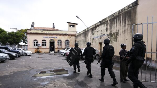 Policiais da tropa de choque entram na Cadeia Pública Raimundo Vidal Pessoa, em Manaus. - Sputnik Brasil