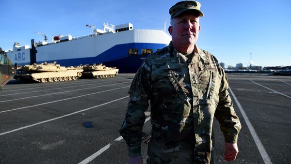 Major-general Timothy McGuire, vice-comandante das forças dos EUA na Europa, assiste no desembarque de material militar americano no porto de Bremerhaven, na Alemanha, 6 de janeiro de 2017 - Sputnik Brasil