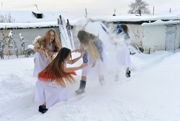 Meninas russas durante as festas natalinas - Sputnik Brasil