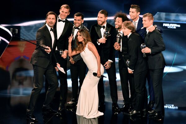 Atriz americana Eva Longoria e o apresentador alemão tiram selfie com futebolistas famosos na cerimônia da FIFA realizada em Zurich - Sputnik Brasil