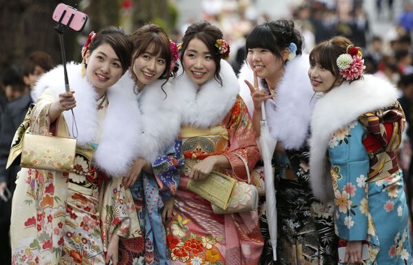 Meninas japonesas vestidas de quimono no Dia da Maioridade - Sputnik Brasil