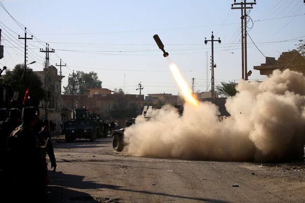 Militares iraquianos lançam mísseis em direção às posições de terroristas - Sputnik Brasil