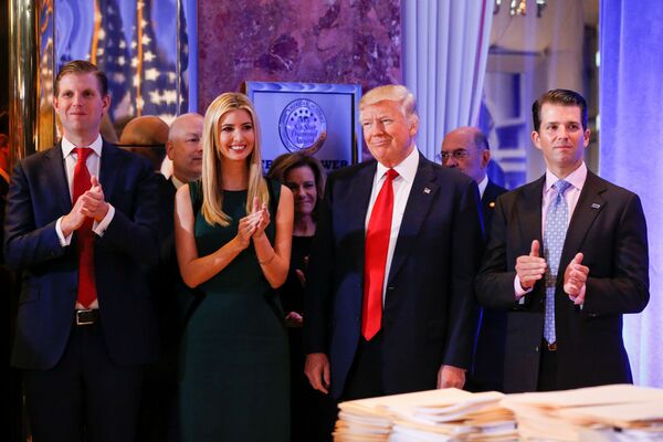 Presidente eleito Donald Trump com sua família antes da primeira coletiva de imprensa oficial - Sputnik Brasil