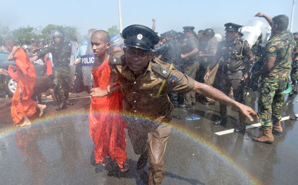 Policial leva um monge durante protesto ocorrido em Sri-Lanka - Sputnik Brasil
