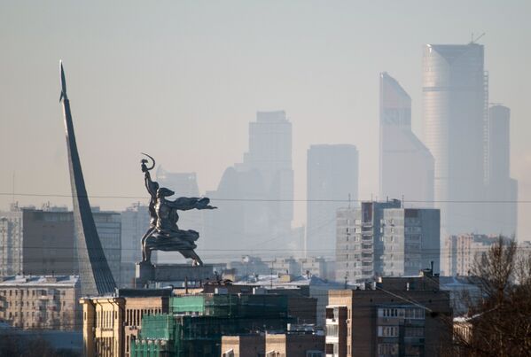 Vista do monumento O Operário e a Camponesa, com o Centro Internacional de Negócios de Moscou no fundo - Sputnik Brasil