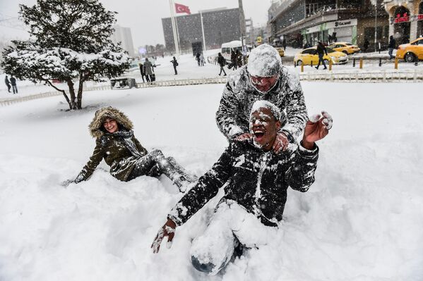Pessoas brincam com a neve na Praça Taksim, em Istambul - Sputnik Brasil