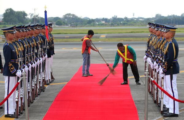 Faxineiros limpam tapete antes da visita de Shinzo Abe, premiê japonês, a Manila, capital filipina - Sputnik Brasil