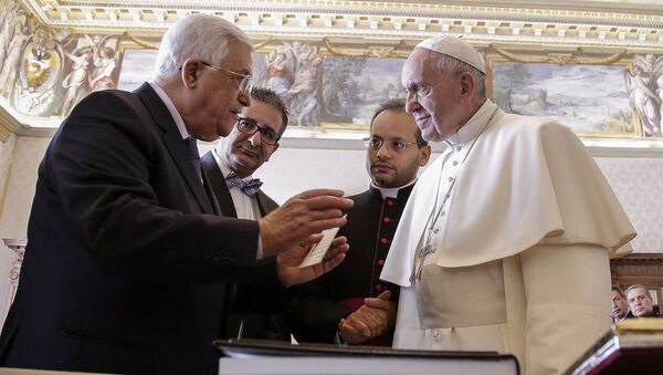 Papa Francisco conversa com presidente palestino Mahmoud Abbas durante uma reunião no Vaticano em 14 de janeiro de 2017 - Sputnik Brasil