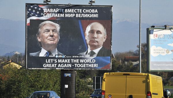Outdoor com foto de Vladimir Putin e Donald Trump - Sputnik Brasil
