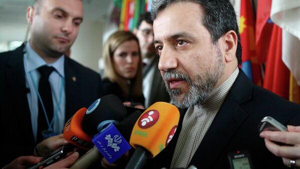 Iran's chief nuclear negotiator Abbas Araghchi talks to the media after meeting IAEA Director General Yukiya Amano (not pictured) at the IAEA headquarters in Vienna February 24, 2015 - Sputnik Brasil