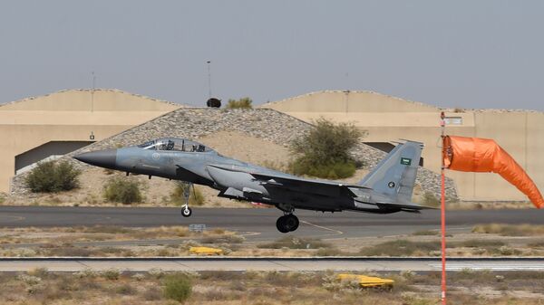 Caça saudita F-15 decola da base militar aérea de Khamis Mushayt, Arábia Saudita, 2015 (foto de arquivo) - Sputnik Brasil