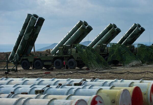 Sistemas de mísseis S-400 Triumph do regimento de defesa antiaérea na cidade russa de Teodósia, na Crimeia - Sputnik Brasil