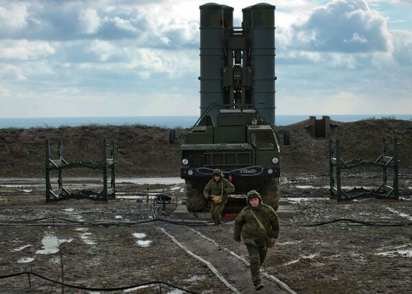 Sistema de mísseis S-400 Triumph do regimento de defesa antiaérea na cidade russa de Teodósia, na Crimeia - Sputnik Brasil