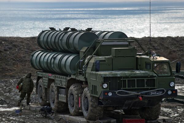 Sistema de mísseis S-400 Triumph do regimento de defesa antiaérea na cidade russa de Teodósia, na Crimeia - Sputnik Brasil