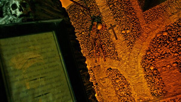Capela dos Ossos, na cidade de Évora (Portugal), é uma pequena capela dentro da Igreja de São Francisco, que recebeu esse nome por suas paredes internas estarem cobertas e decoradas com crânios e ossos humanos - Sputnik Brasil