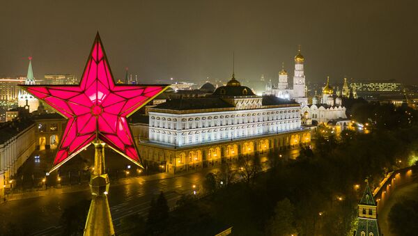 Estrela de rubi de uma das torres da fortaleza do Kremlin. Ao fundo, Grande palácio do Kremlin (foto de arquivo) - Sputnik Brasil