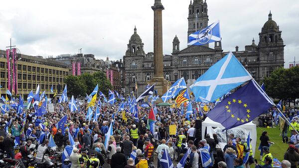 Manifestantes defendem a independência da Escócia e agitam bandeiras da União Europeia em Glasgow, na Escócia, em 30 de julho de 2016 - Sputnik Brasil